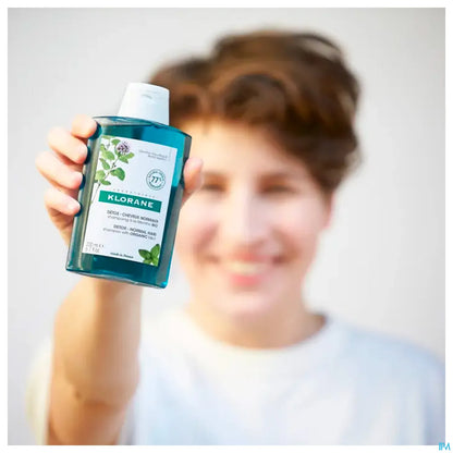 Shampoo Detox alla Menta Biologica per Tutti i Tipi di Capelli 400ml
